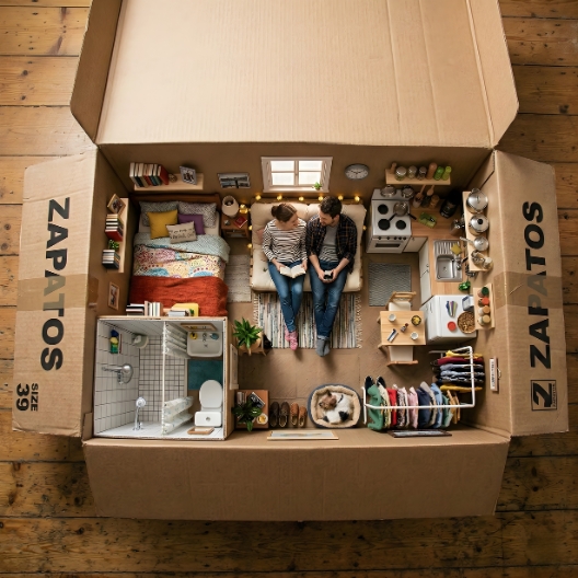 Pareja viviendo dentro de una caja de zapatos